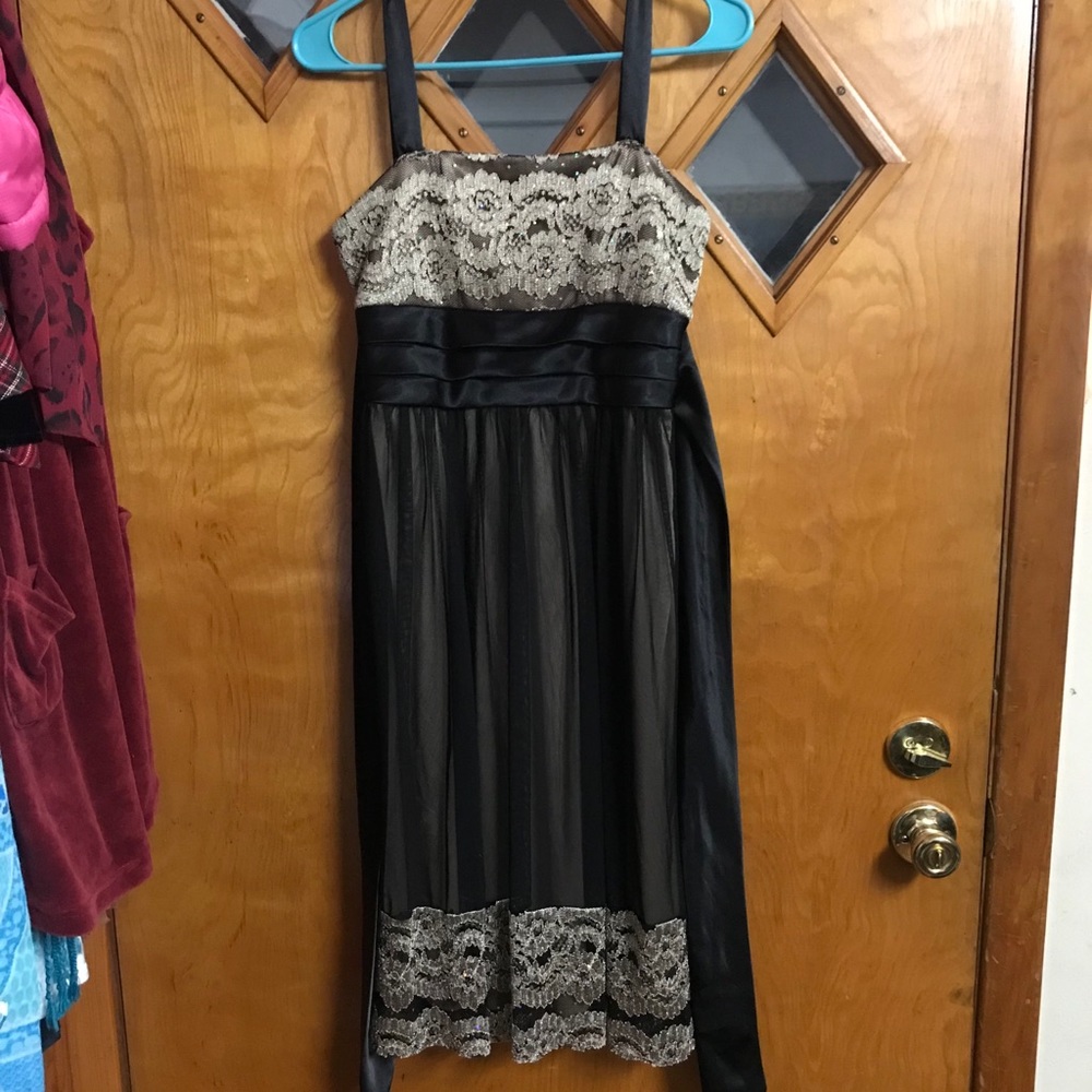 Formal dress by Dressbarn Collection. Size 4